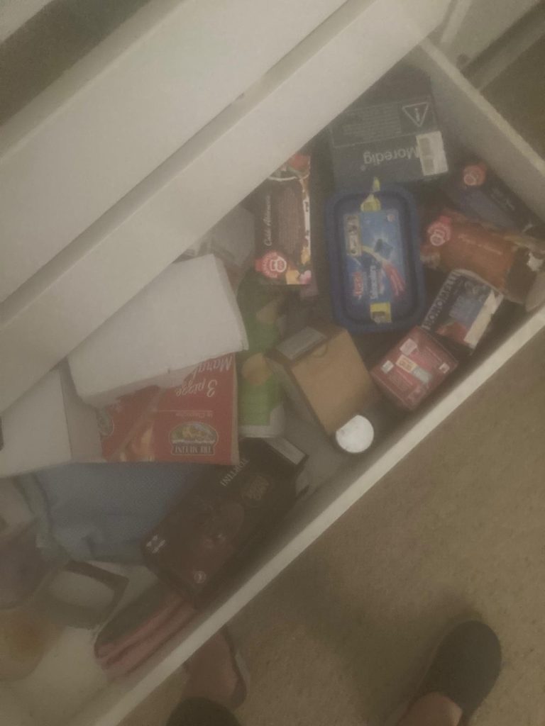 Cassetto dell'armadio molto disordinato riempito di spazzatura per una stanza da letto disordinata da NEET