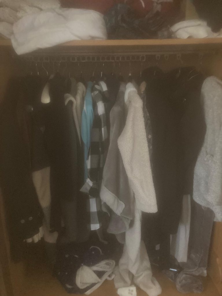 Giacche dentro ad un armadio, molte giacche, molte giacche diverse di una ragazza fatata